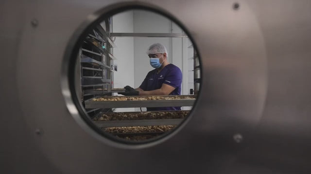 Зареждане на видео: Current Production FacilityIn-house manufacturing with brand-new machinery delivering 360K+ packages/year capacity.Automated freeze-drying, vacuum-sealing, and quality-control workflows ensuring consistent outputand high food safety standards.End-to-end production on site: preparation → lyophilization → packaging → final QA.